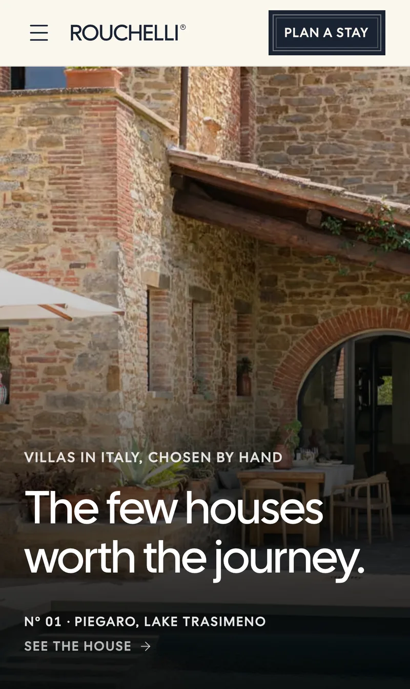 De homepage van rouchelli.com op een telefoon: een stenen villa in Umbrië met de kop ‘The few houses worth the journey.’